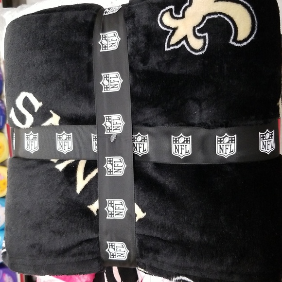 NWT NFL SAINTS REVERSIBLE PLUSH THROW - Picture 2 of 2